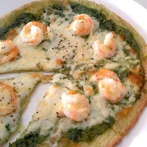 国産チーズでエビのピザ（ジェノベーゼ）