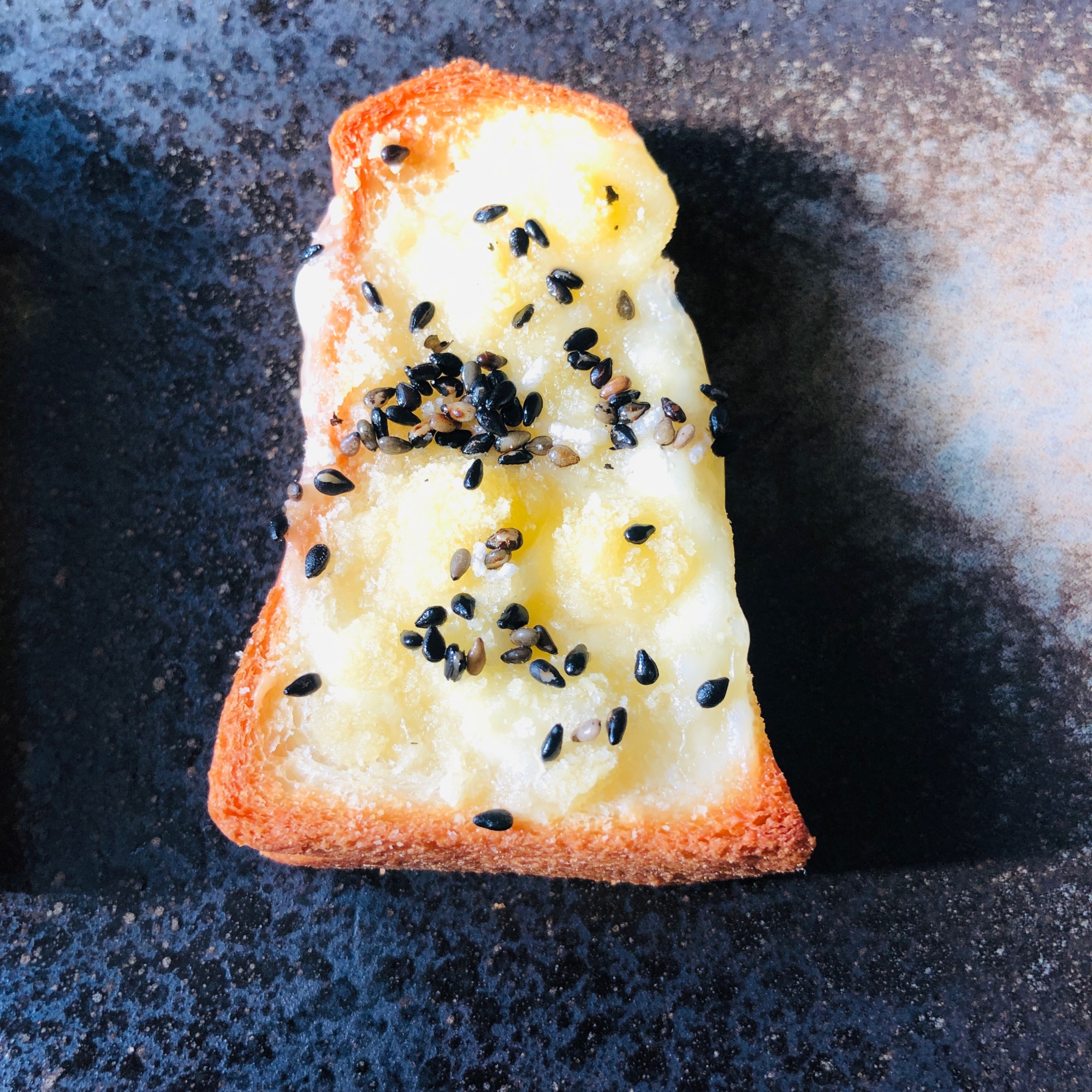 黒ごまとカッテージチーズのトースト