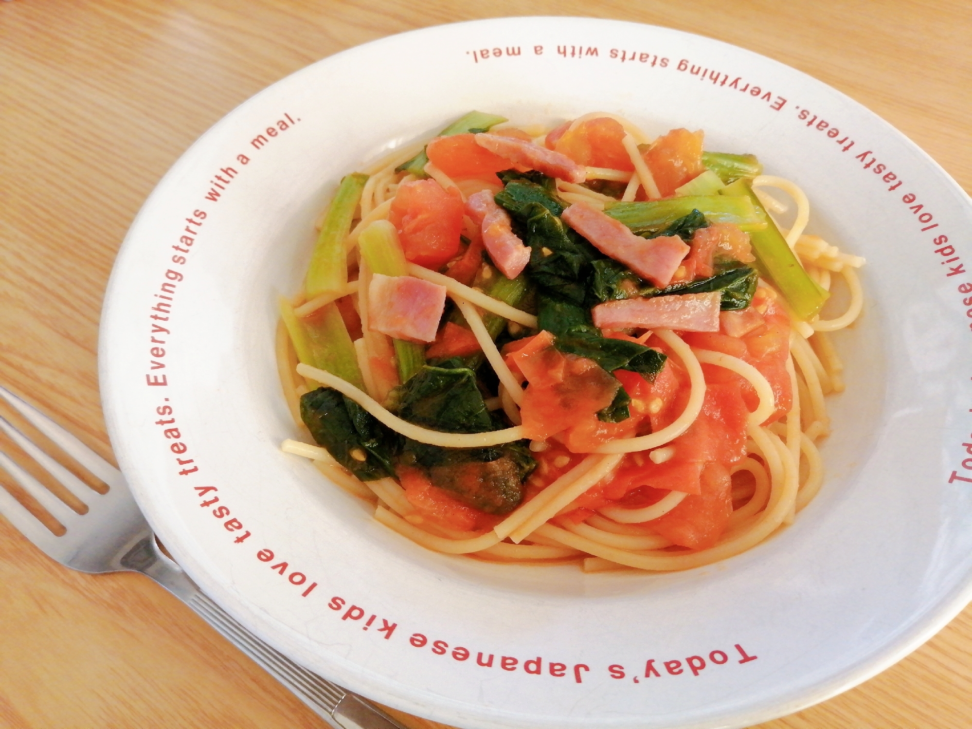 トマトと小松菜とベーコンのコンソメ醤油パスタ