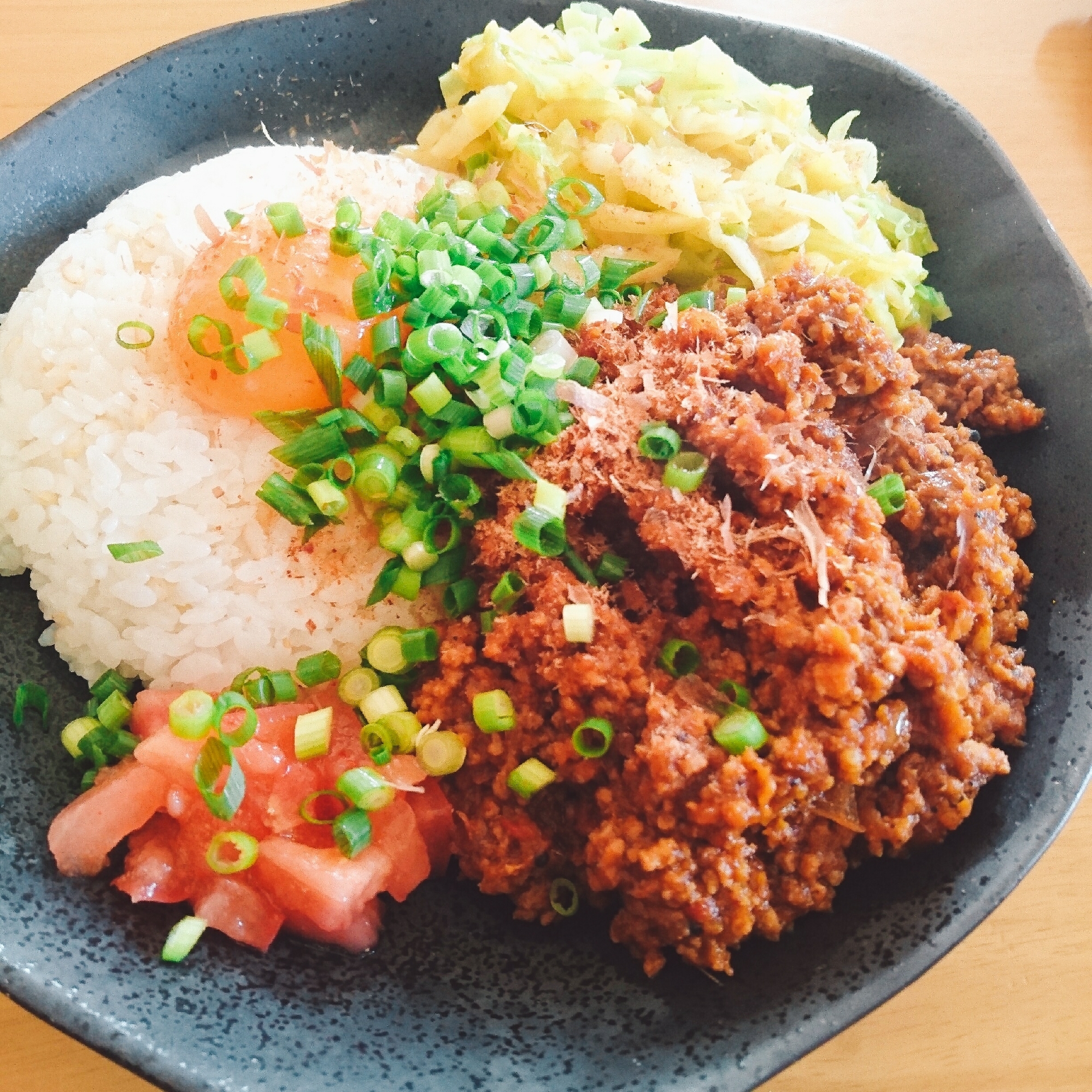 キャベツのマリネとトマトのカチュンバルキーマカレー