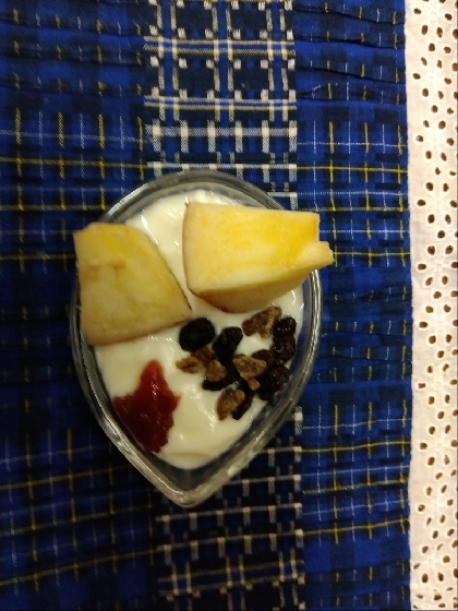 今日のヨーグルト♡ジャムりんごレーズンチョコのせて