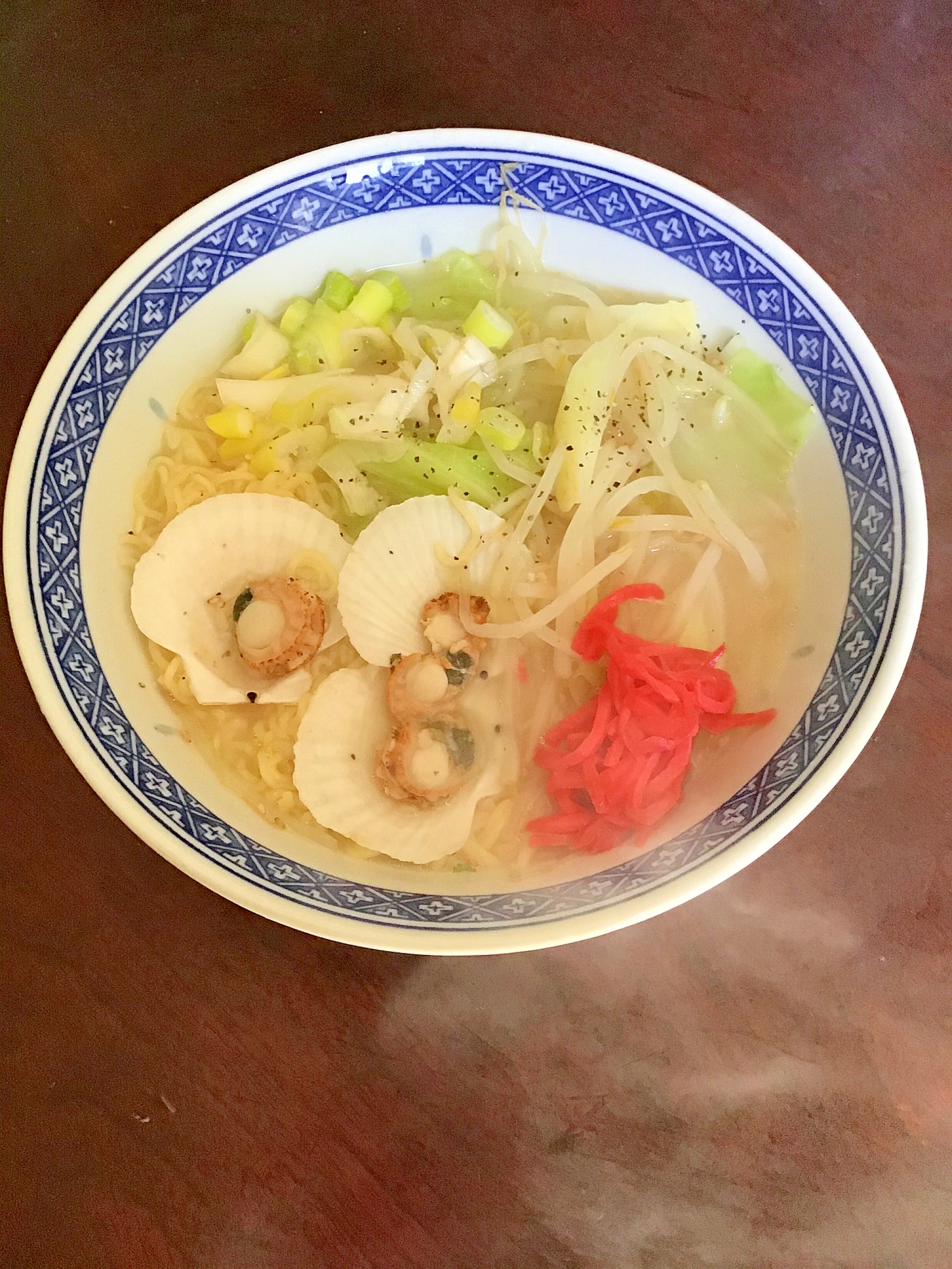 ベビーホタテと野菜の豚骨ラーメン。