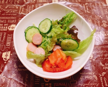 ソーセージと生野菜の簡単サラダ