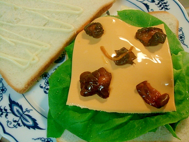 サラダ菜とチーズ、キューちゃんのサンド