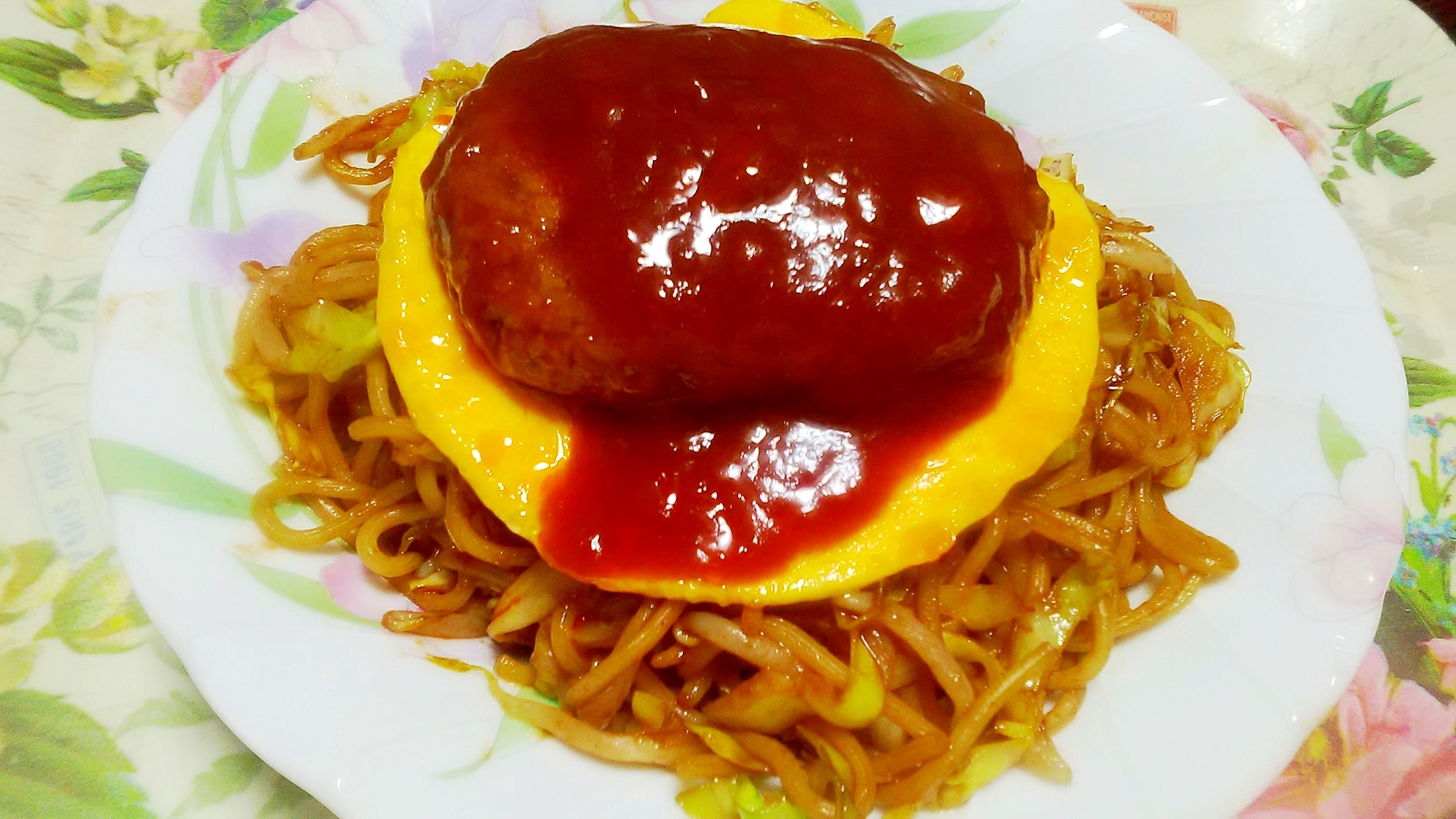 オム焼きそばハンバーグ乗せ