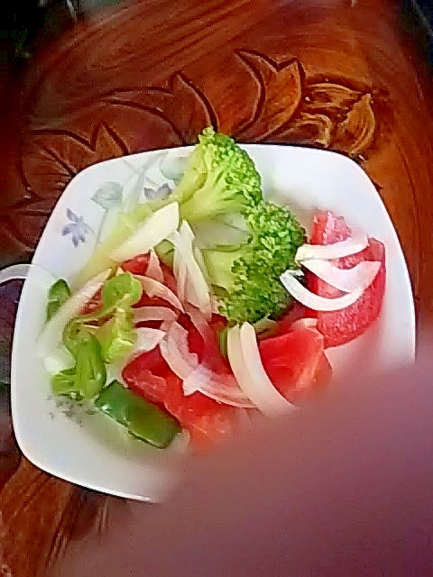 トマト玉ねぎブロッコリーのサラダ