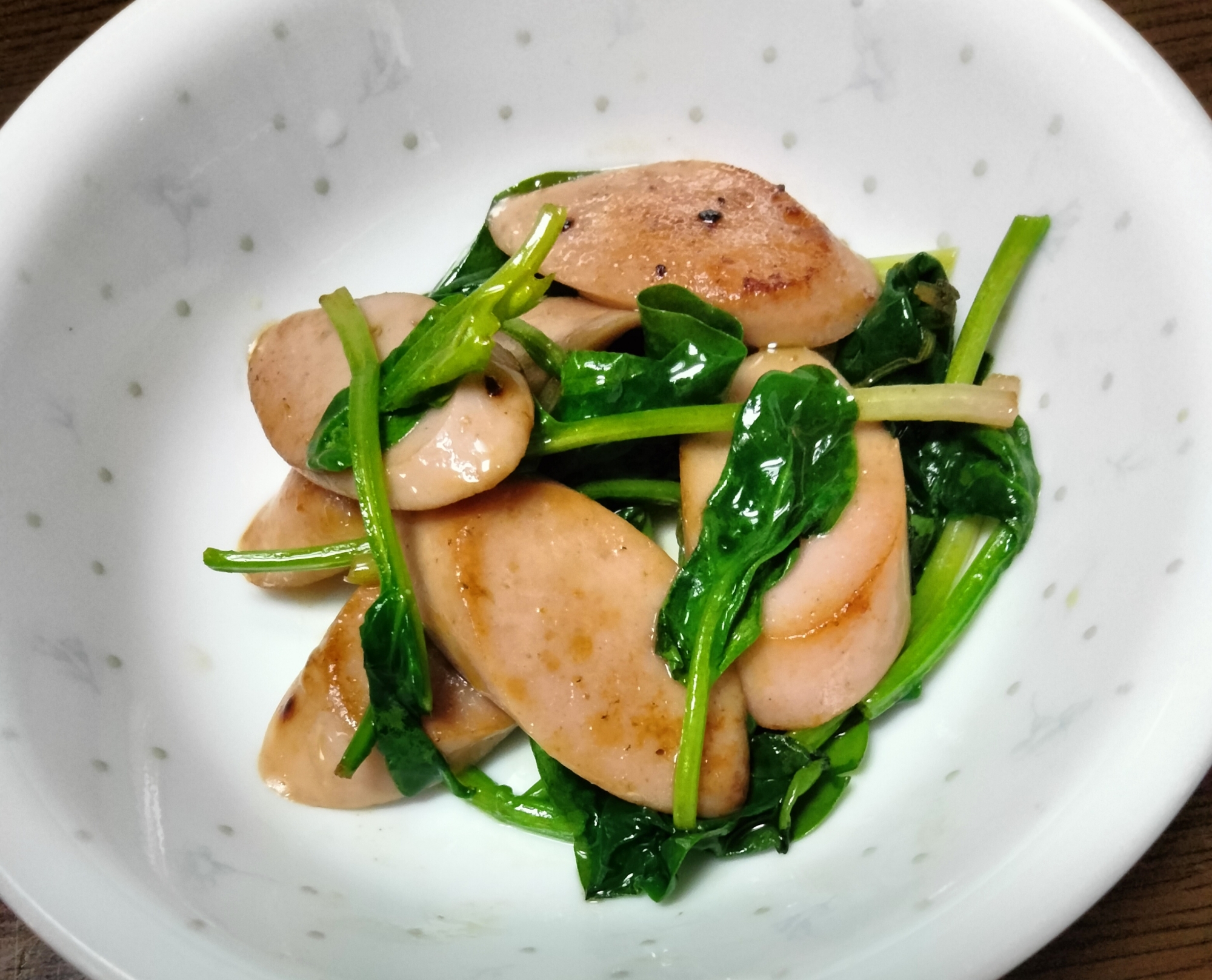 魚肉ソーセージとほうれん草のバタポン炒め