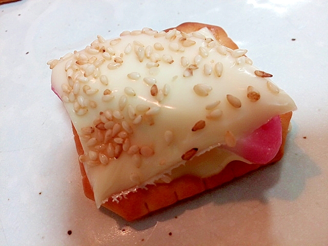 マヨで 板蒲鉾とチーズと白ごまのクラッカー レシピ 作り方 By ぷ みぃまま 楽天レシピ