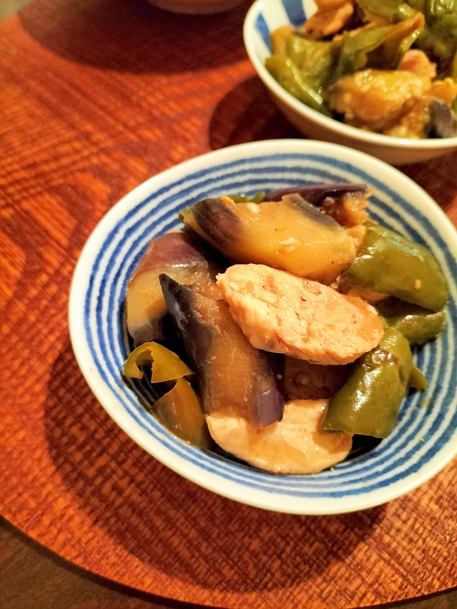 和皿に盛り付けられたなすとピーマンのごまだれ鶏炒め