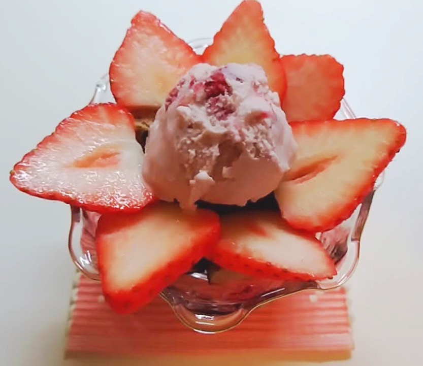 苺とアイスとラスクのデザート