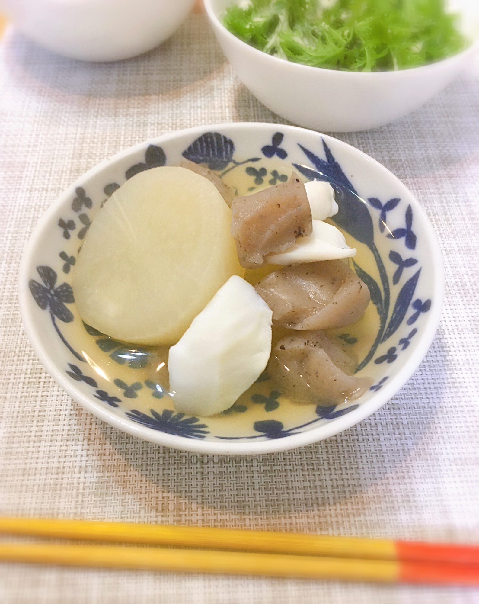 熱々シコシコ♪出汁がしみた大根とイカの煮物♡