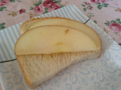 こんばんわ♡今の時期の林檎はハズレ無しで美味しいよね〜♪トーストに乗っけて美味しく朝食に頂いたよ♡ごち様でした(^o^)/