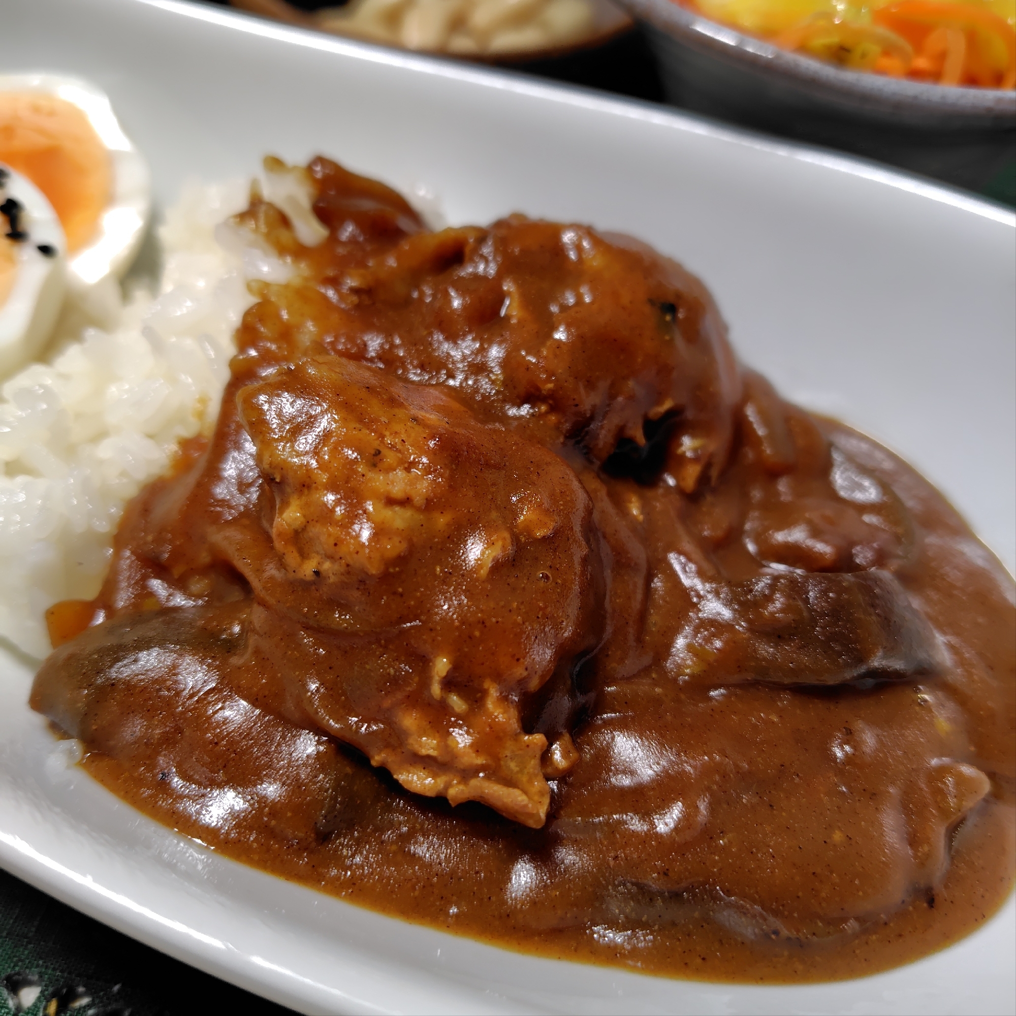 薄切り肉だけどゴロゴロ大きなお肉とナスのカレー