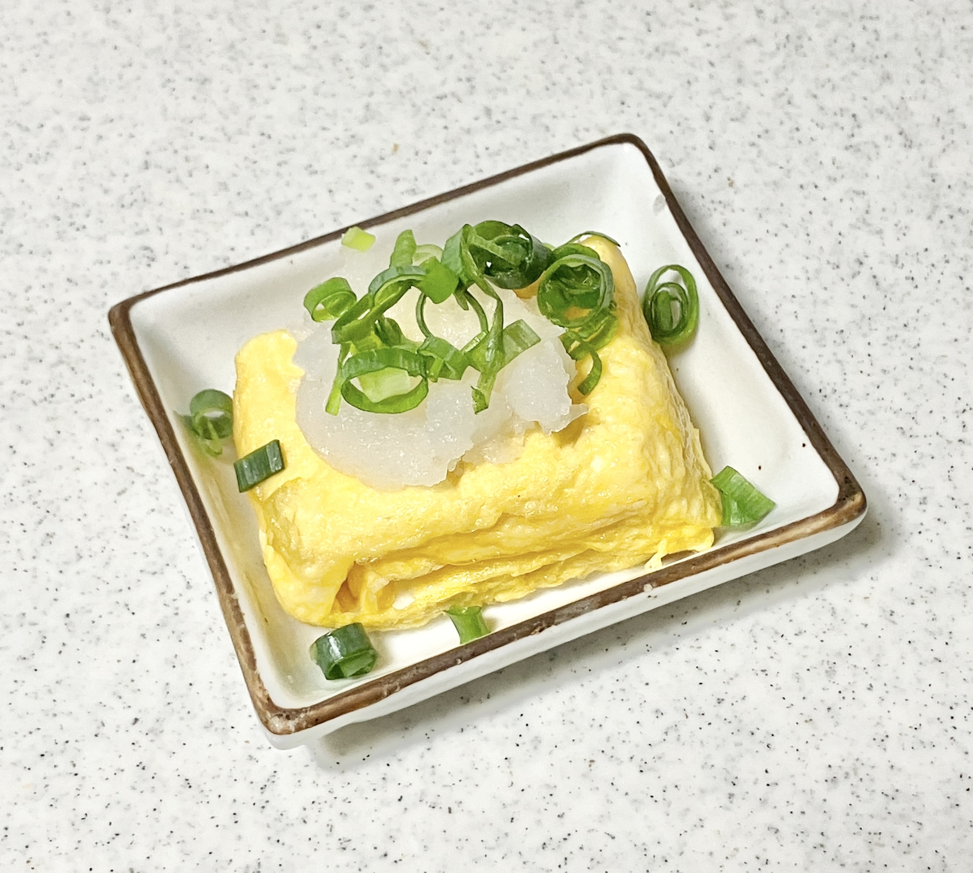 簡単⭐︎だし巻き卵に大根おろしと小ネギ