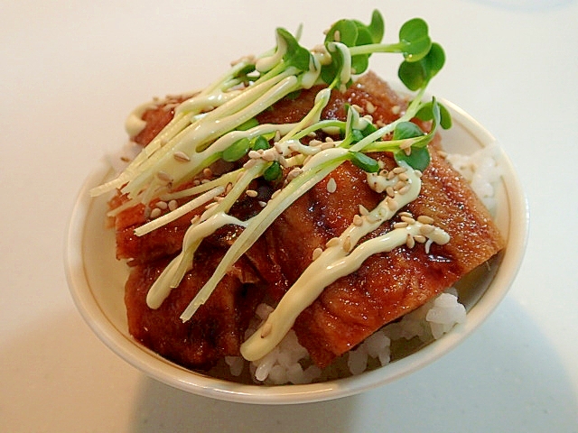 胡麻マヨで　さんま蒲焼とかいわれ大根のご飯