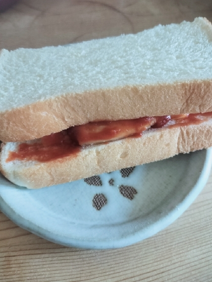 パンにケチャップを塗って☆ウィンナーのサンドイッチ