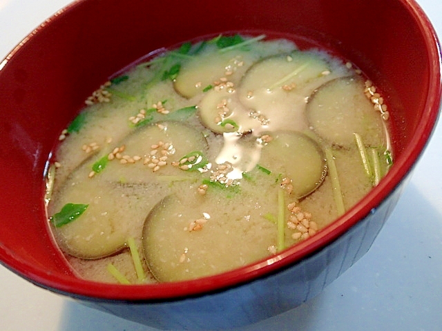 白味噌で　茄子と豆苗のお味噌汁♬