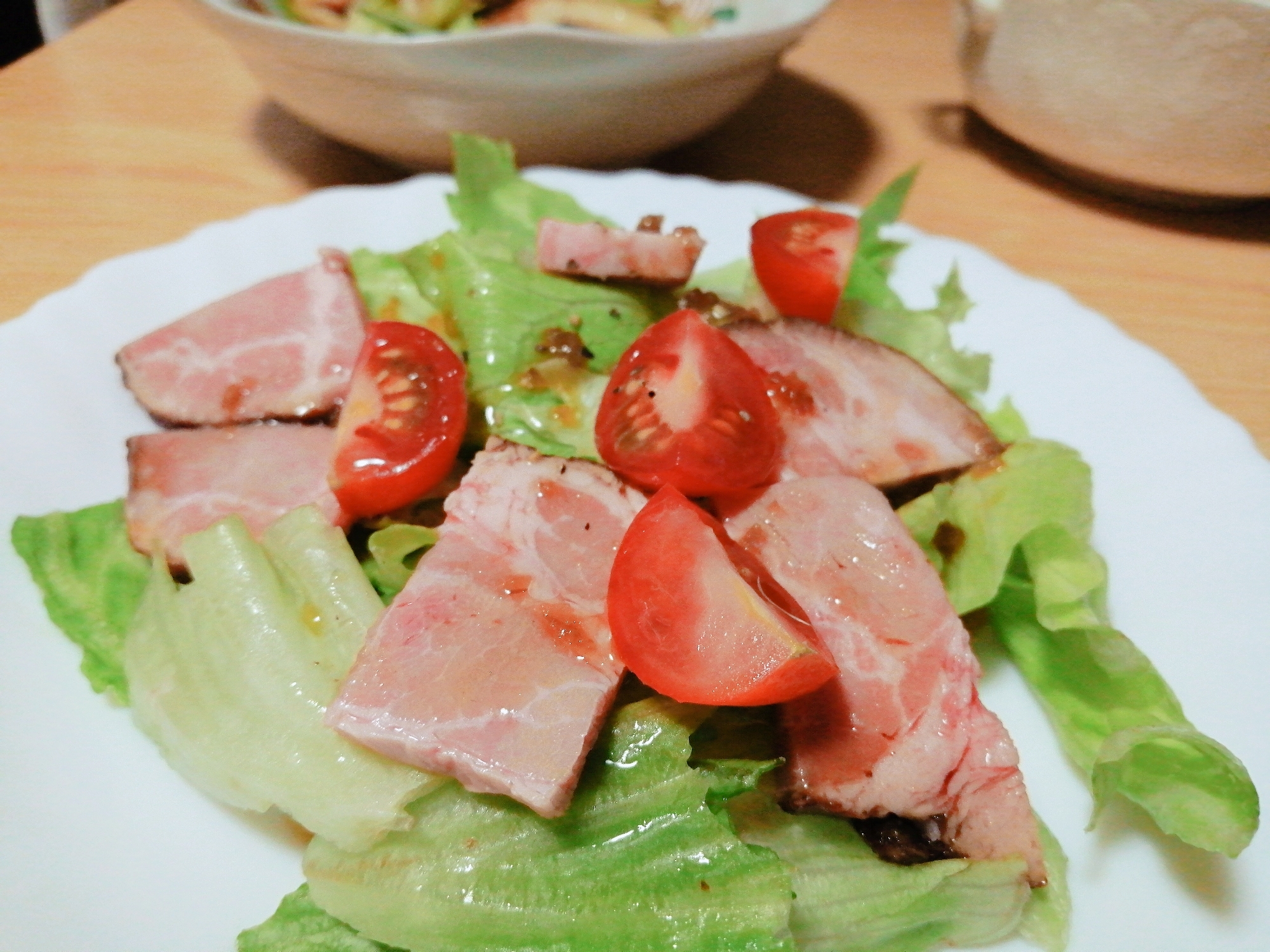 レタスとローストポークとミニトマトのサラダ