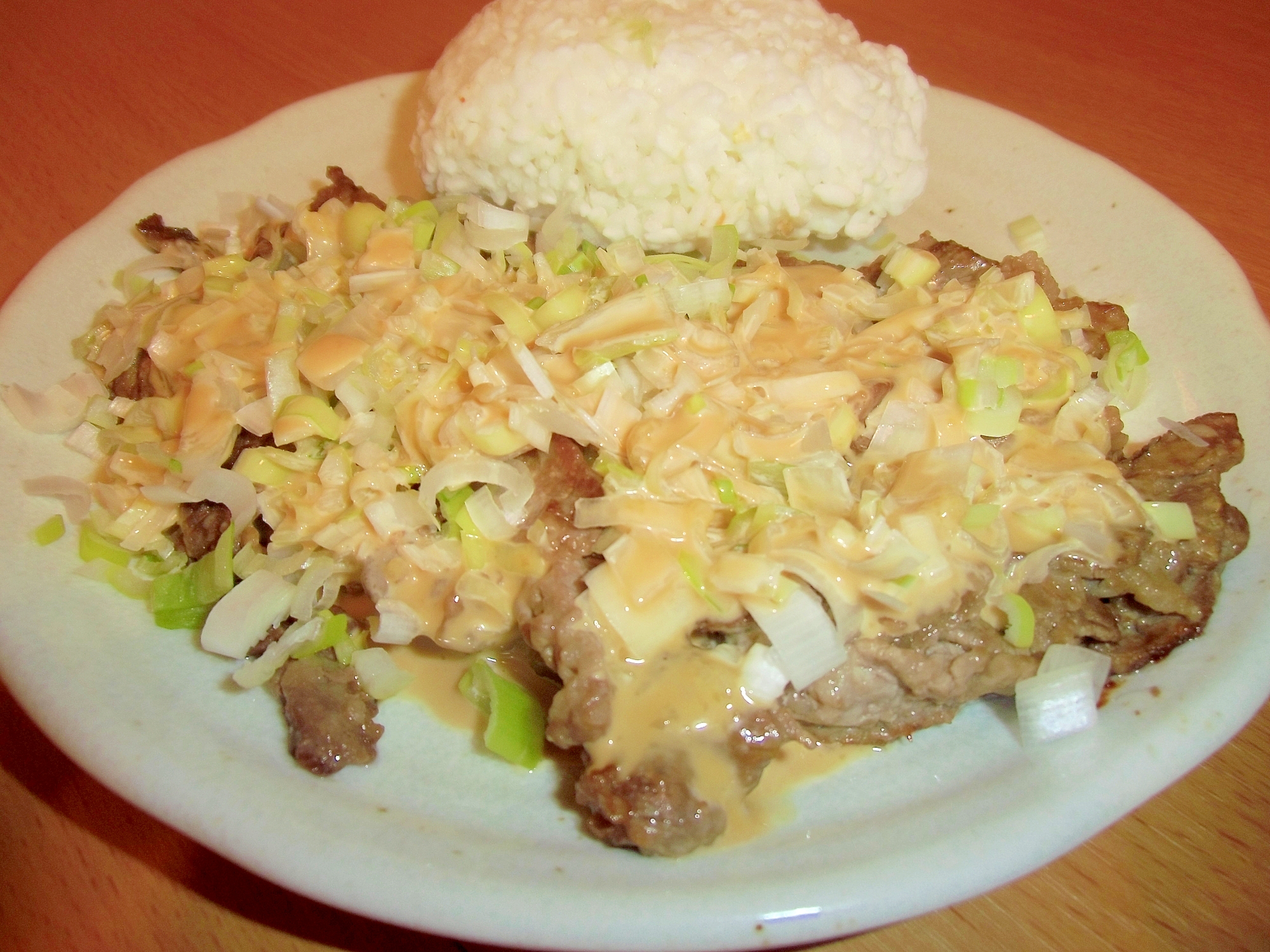 牛肉のネギ塩焼き　マヨネーズソース丼