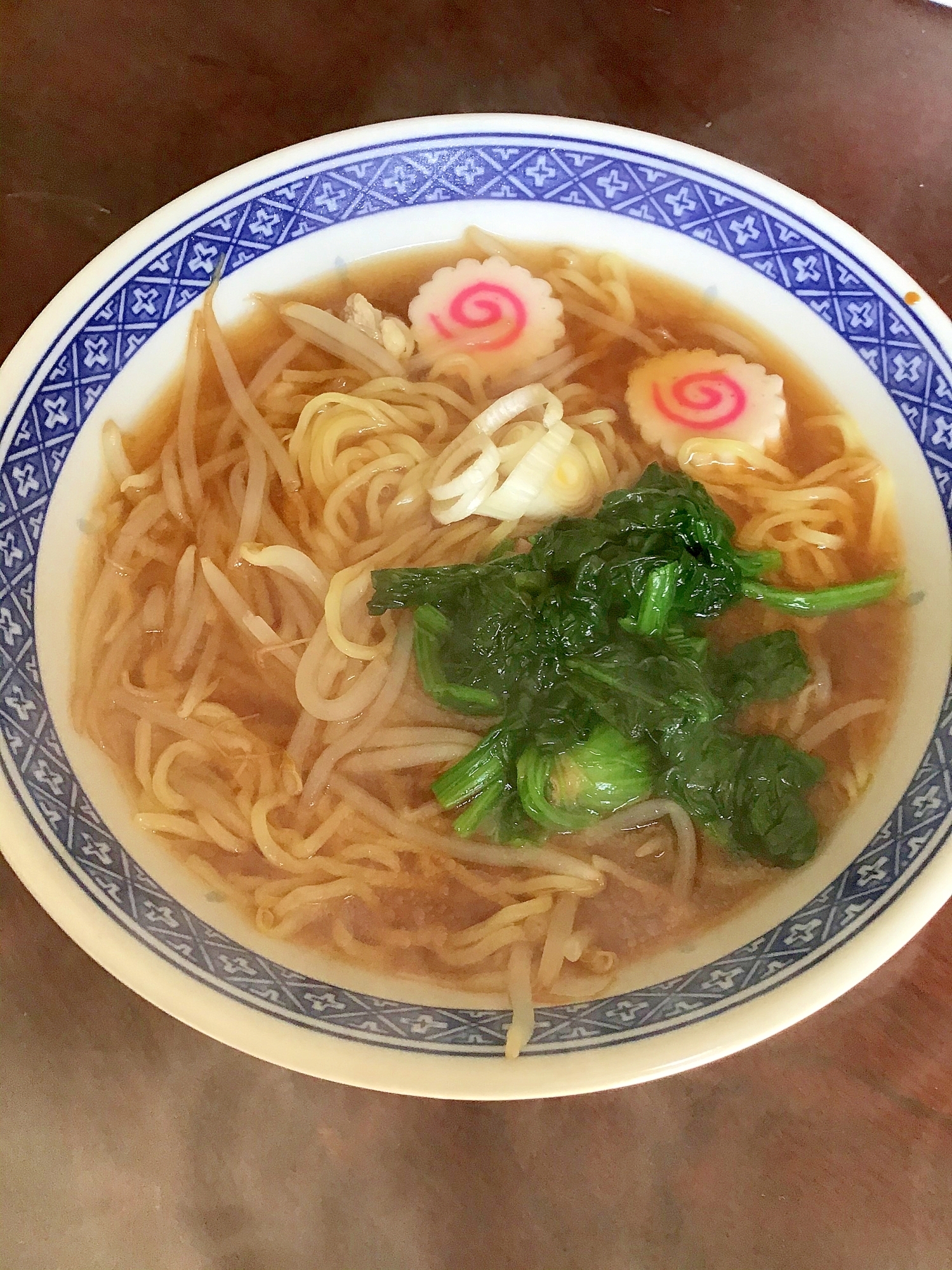 鳴門とほうれん草と鶏モモとモヤシの醤油ラーメン。