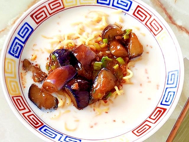 ひんやりスープで!マーボーナスがけの豚骨風ラーメン