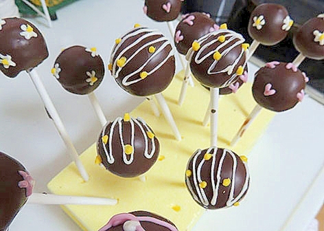 ロリポップケーキが黄色の台に刺してある