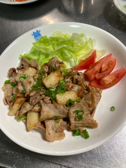 エリンギの代わりにちくわなど入れてみました。ちょっとだけ似てる？ガリバタ好きです♪