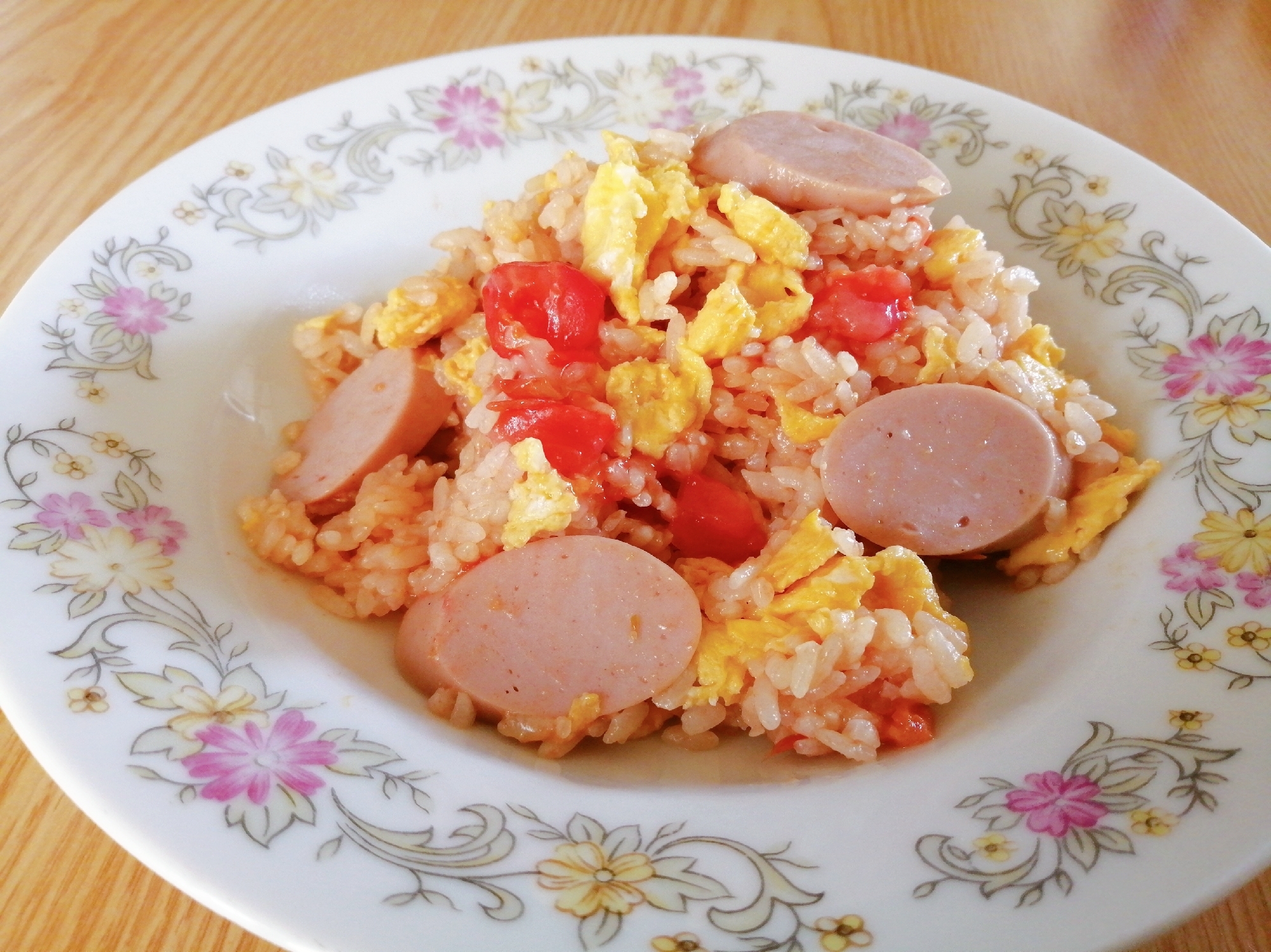 トマトと魚肉ソーセージと卵の炒飯