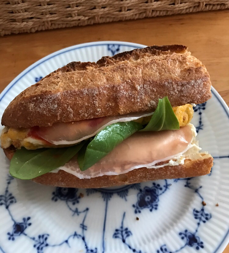 卵焼きと生ハムのクリームチーズバケットサンド