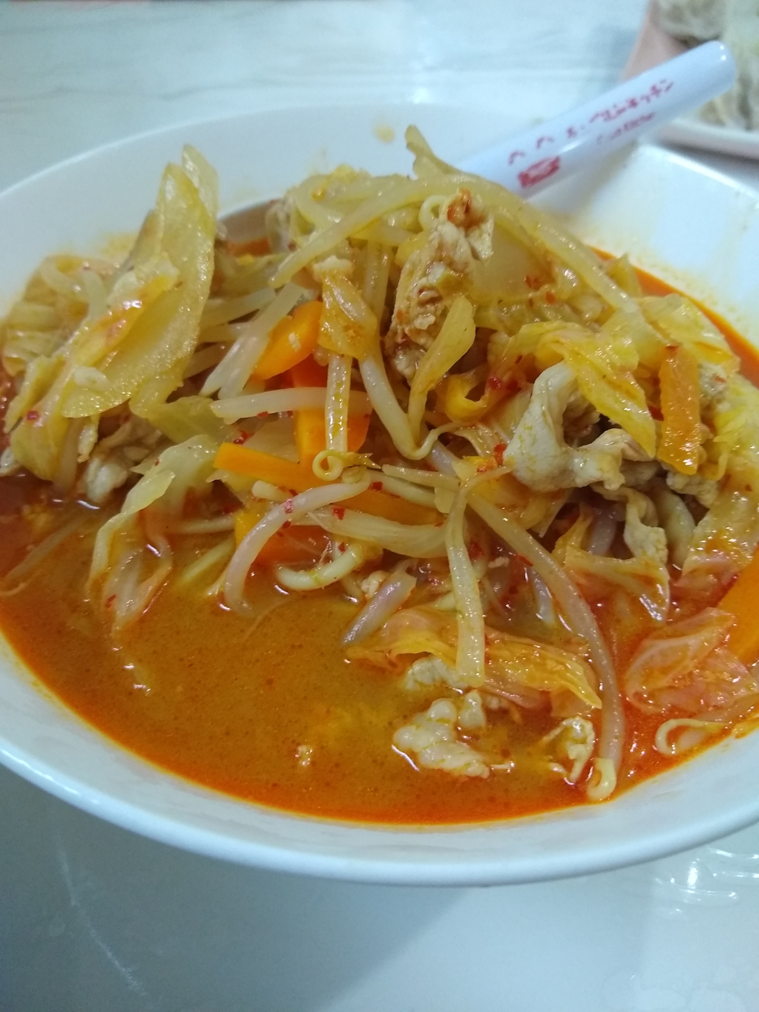 白い器に盛られたキムチちゃんぽん