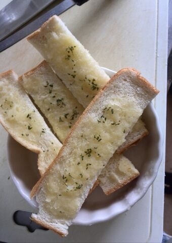 食パンでガーリックトースト