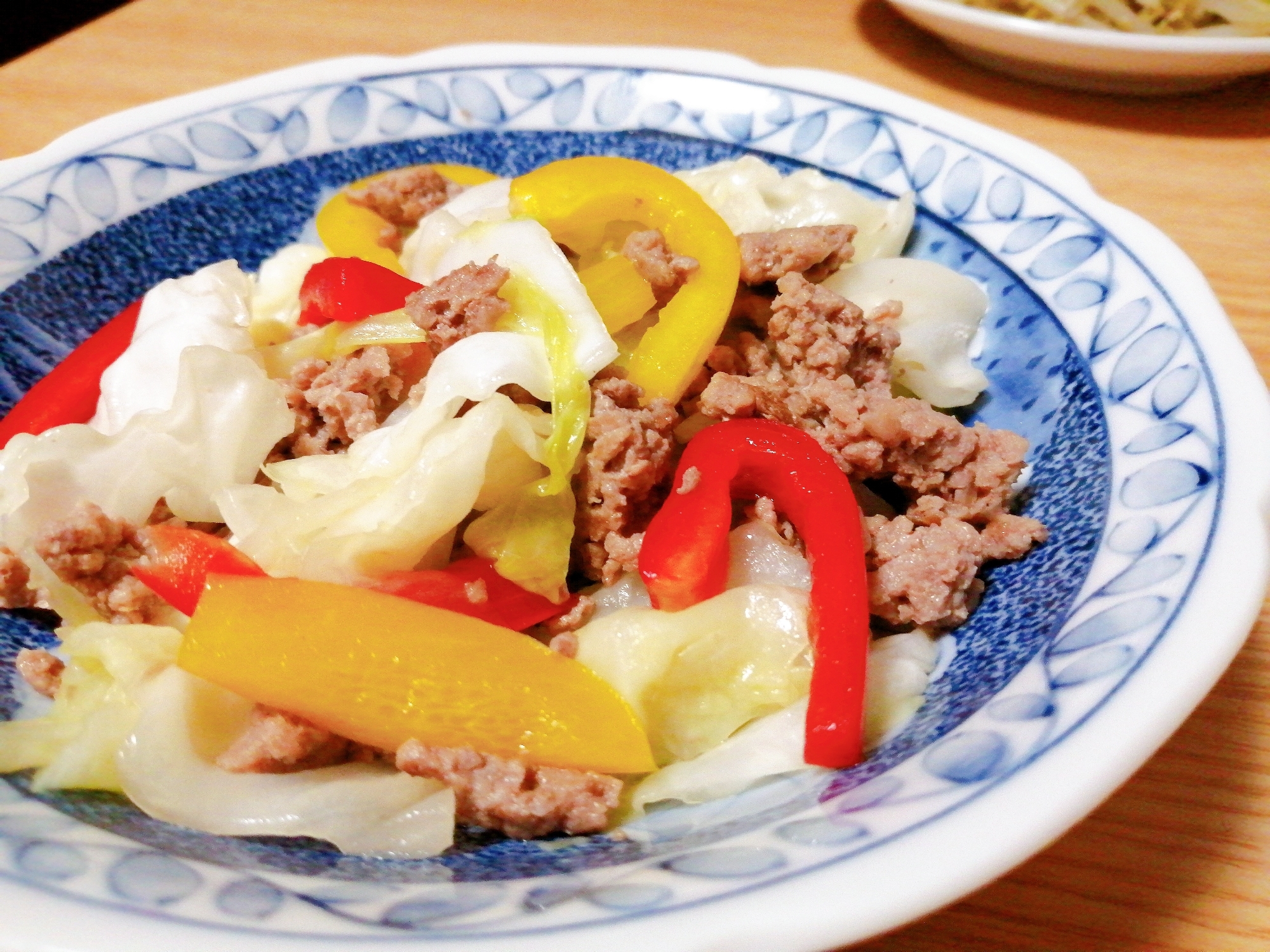 豚ひき肉とキャベツとパプリカの炒め物