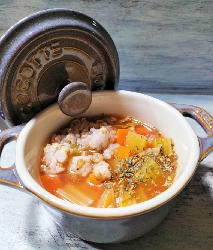 きょうはこちら♬玉ねぎ少なくて白葱だしウインナーなくてベーコンだし茄子の代わりにズッキーニだけど美味しい具だくさんミネストローネ出来ました✨素敵レシピ感謝です❦