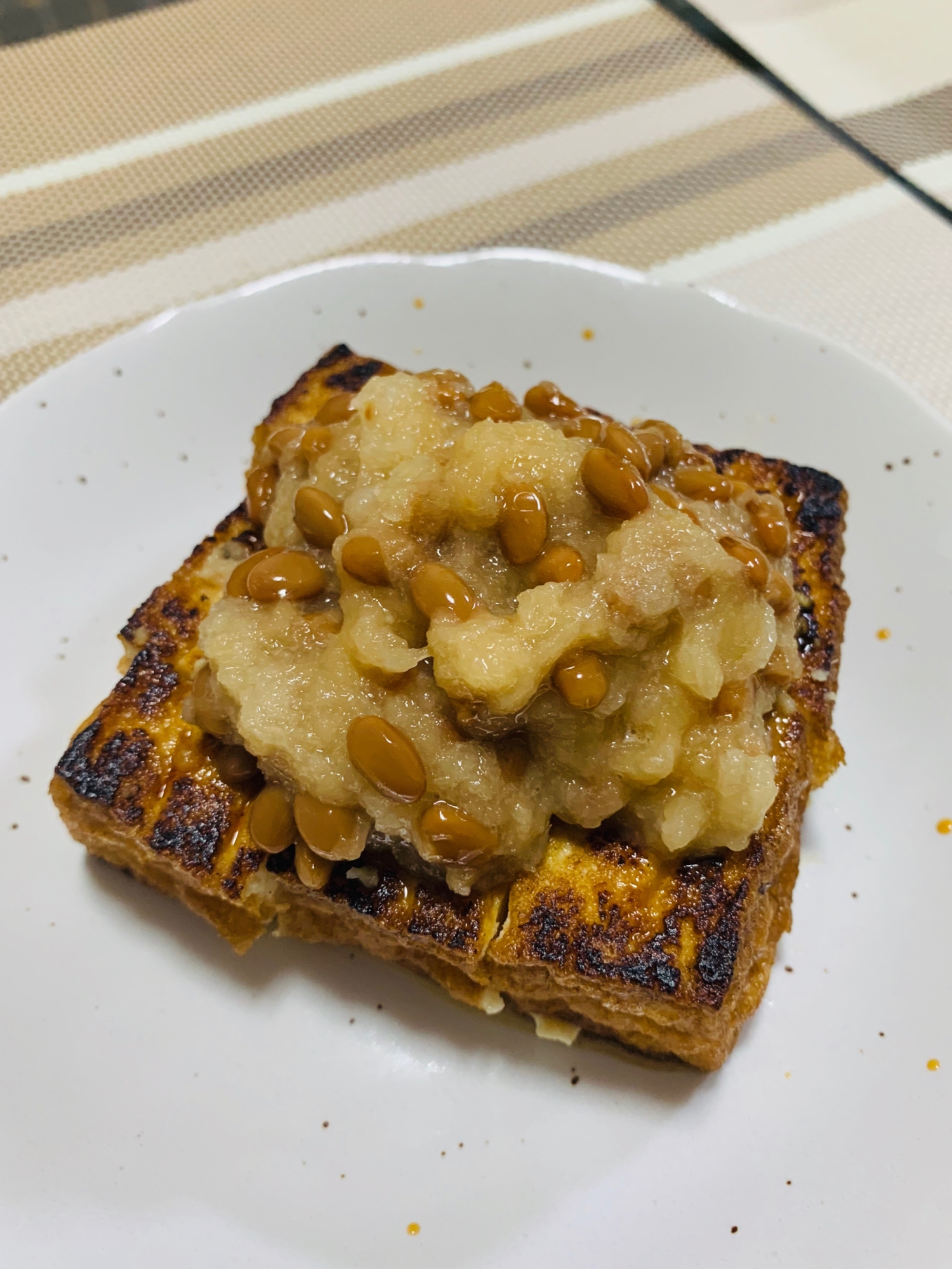 焼き厚揚げ おろし納豆のせ