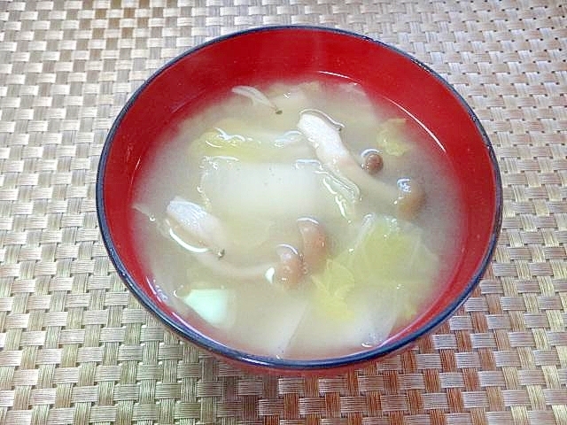 白菜としめじの味噌汁