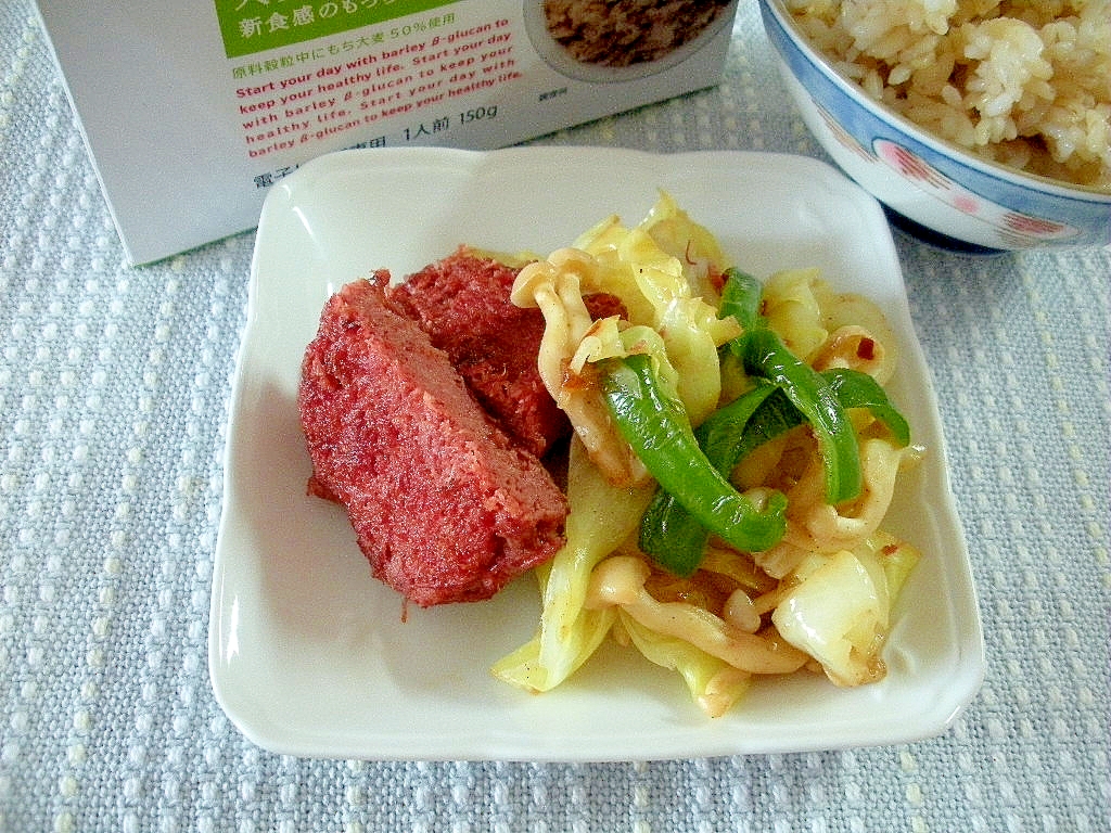 大麦ごはんのおかず　コンビーフと野菜の炒め物