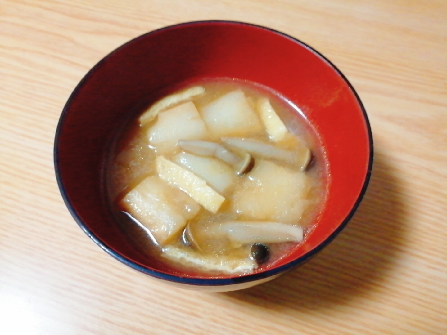 麩としめじと油揚げの味噌汁