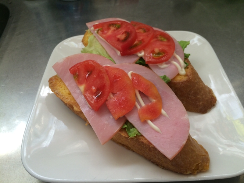 朝食に  フランスパンで。