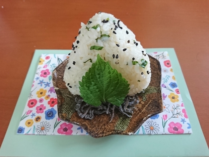 昨夜から春の嵐で強風と雨！プランターにしがみつくエンドウに窓越しエールを贈ってます。私にはこのお握りで。時には作りたく無くなるやなママさんにはレポでエールを！♡