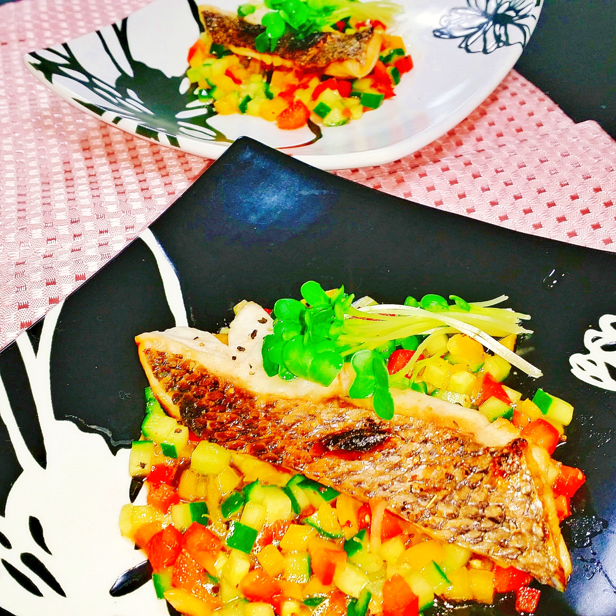 黒い皿に盛られた、黒ムツのグリルラビコットソース