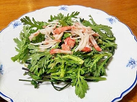 紅菜苔（コウサイタイ）と　春菊の　サラダ