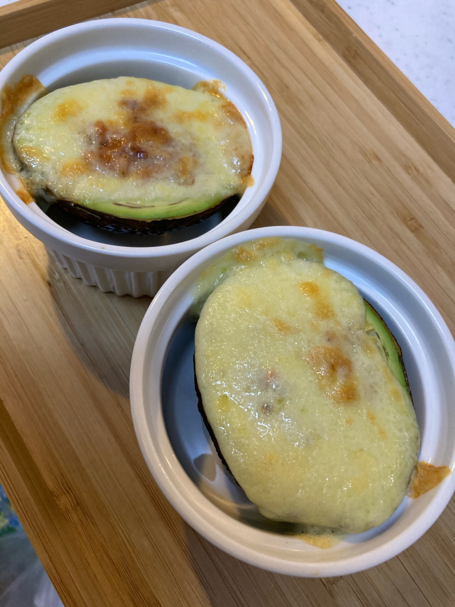 お酒のお供に! まるごとアボカド塩辛グラタン