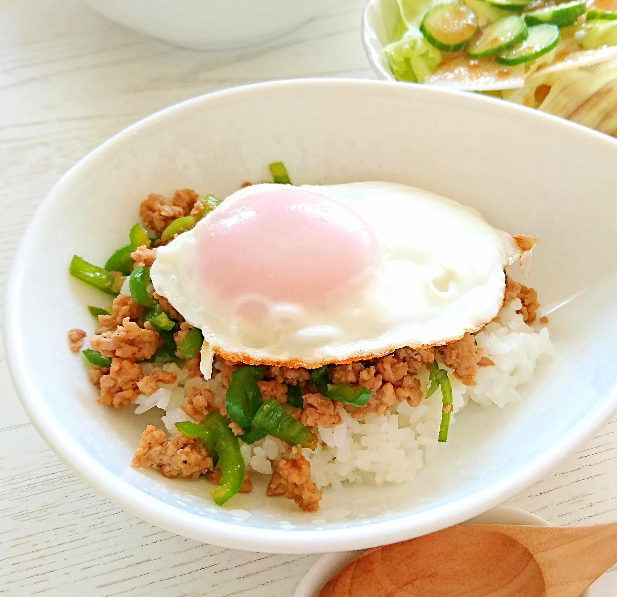 ピーマンそぼろの目玉焼き丼