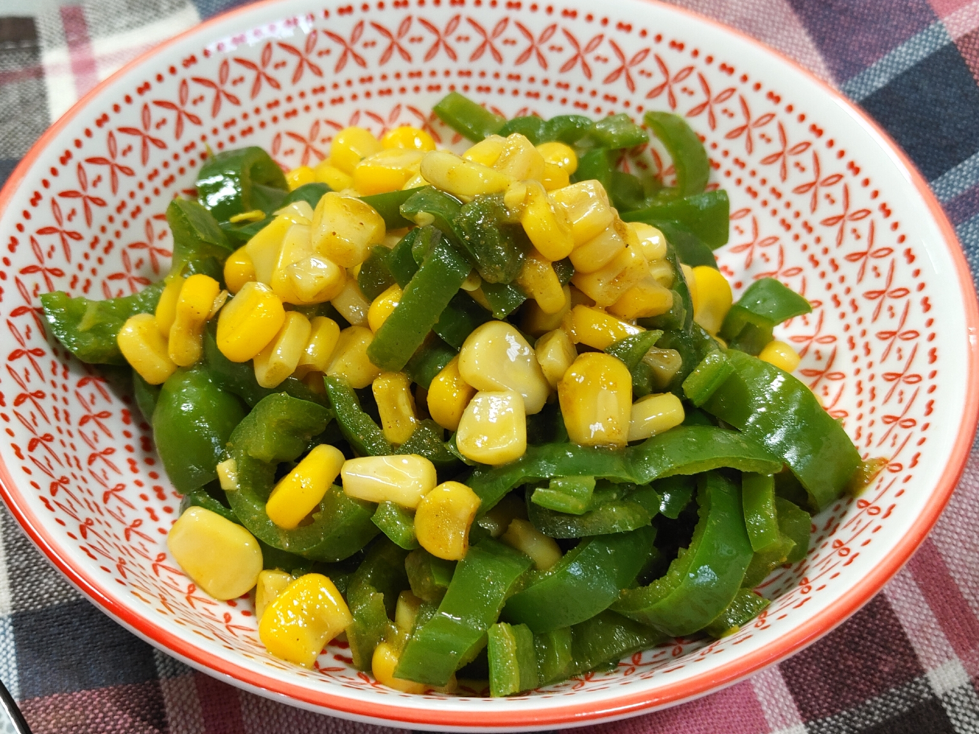 ストウブDe〜ピーマンとコーンの 蒸炒めカレー味