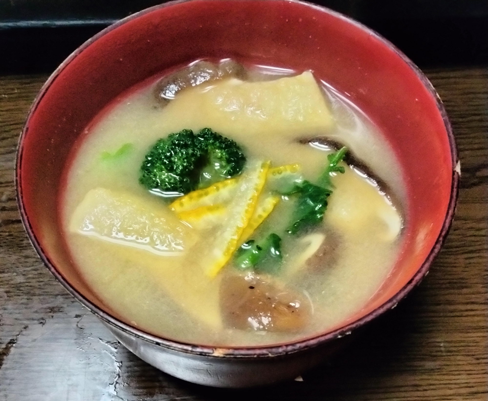 椎茸ブロッコリー油揚げの味噌汁 柚子皮のせて