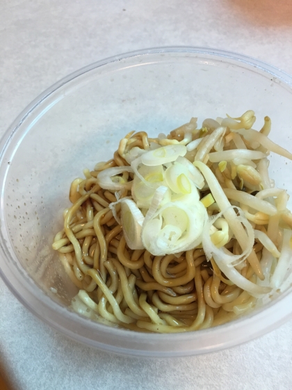 ラーメンより油麺が好きです。青ネギがなくて全体白いですけど〜（≧∇≦）