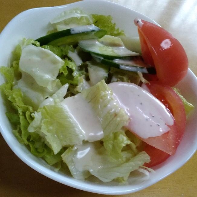 バジル入りドレッシングのサラダ