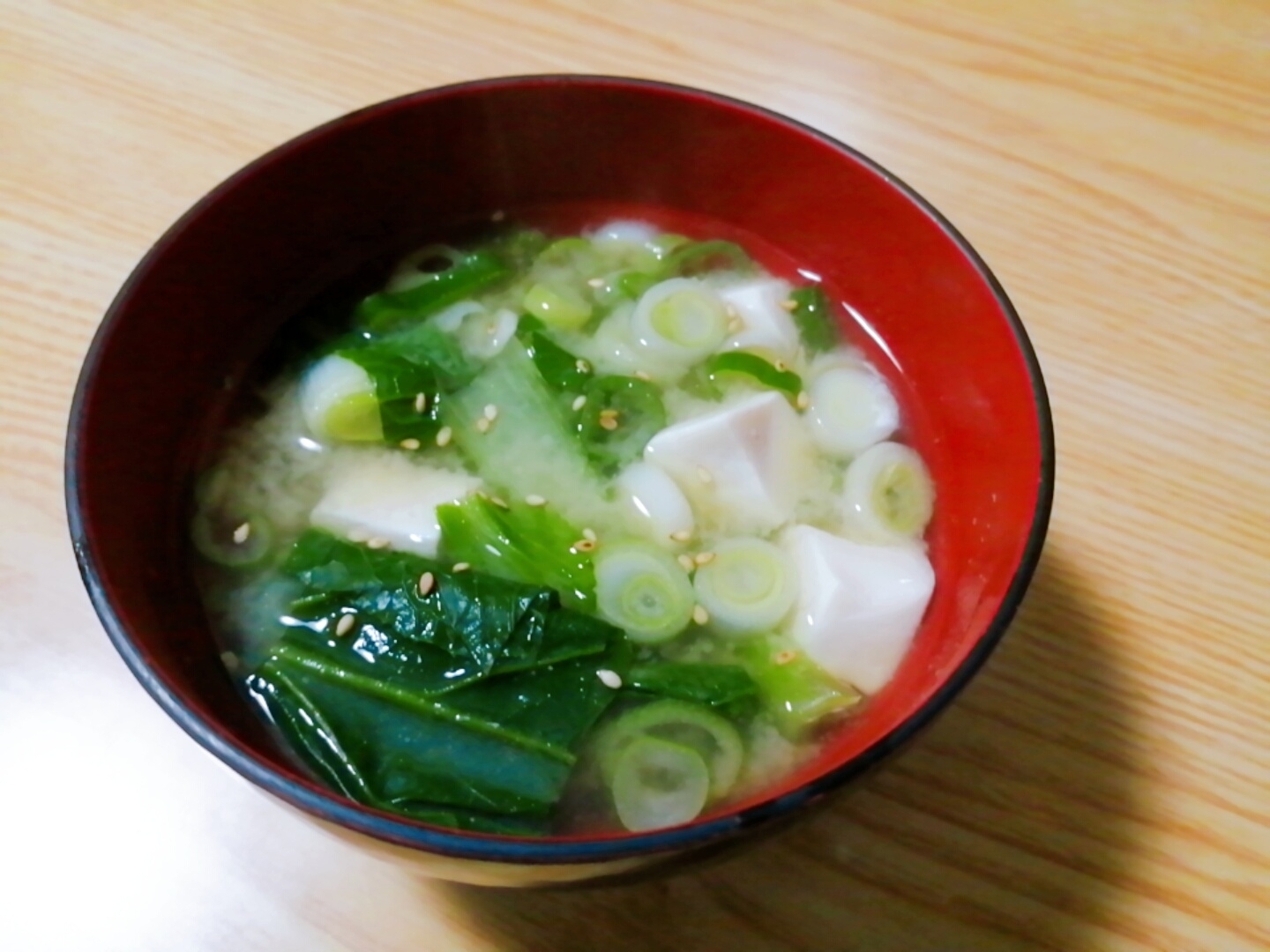 豆腐とねぎと小松菜とごまの味噌汁