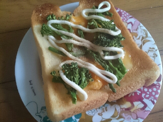 緑野菜とスクランブルエッグのチーズトースト