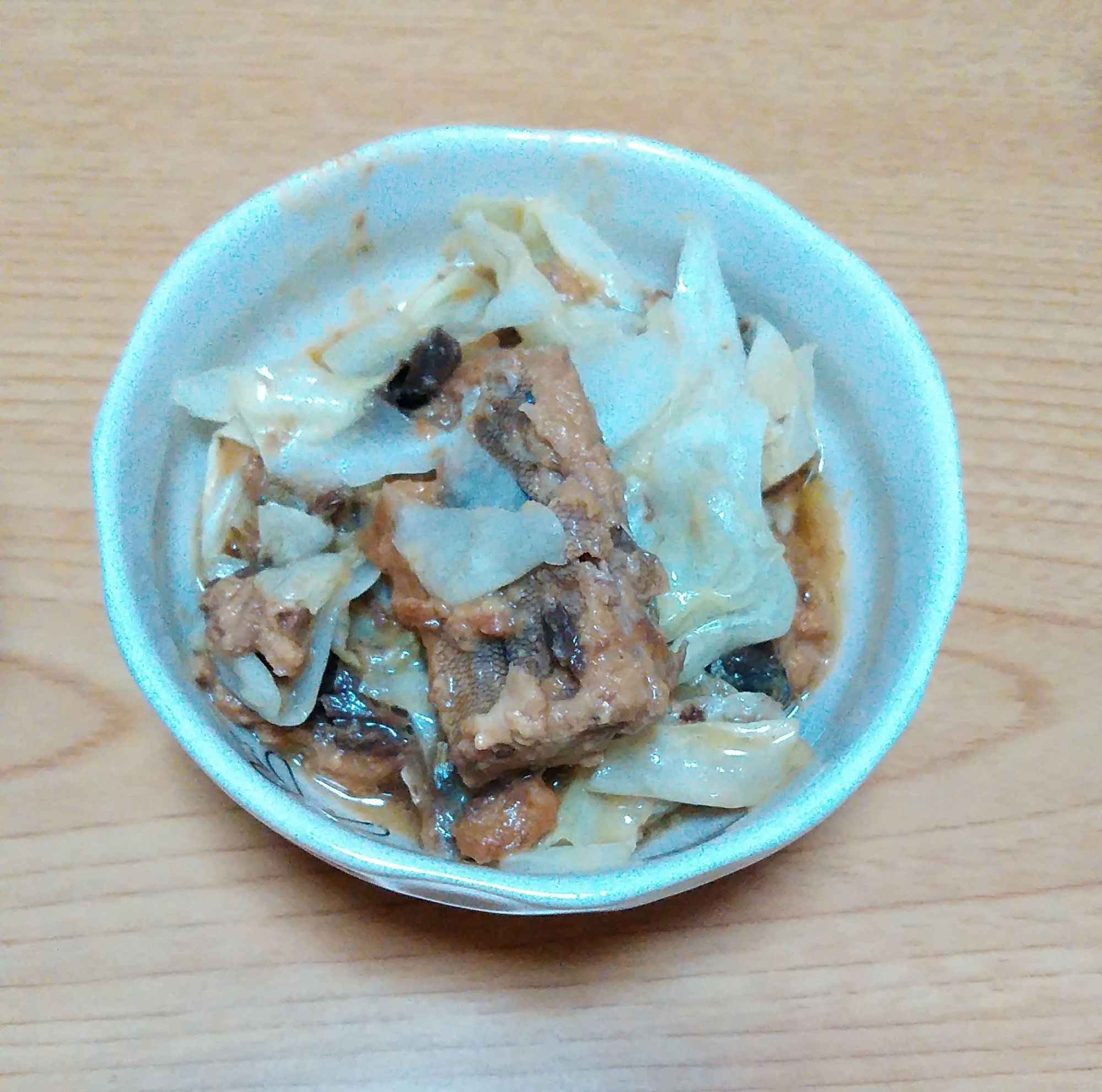 さば味噌煮缶とキャベツのにんにく炒め